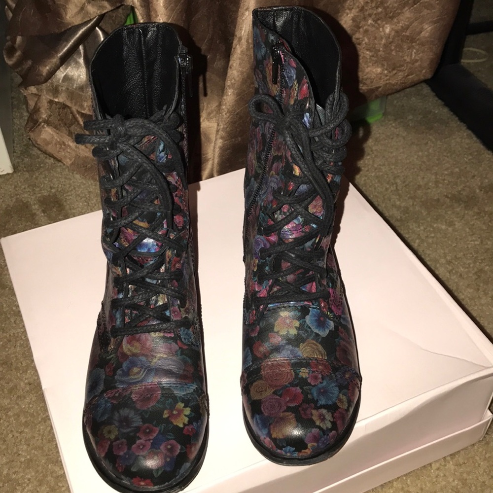 Steve Madden boots woman’s size 7